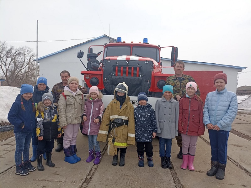 Ученики школыв села Озерное в пожарной части.